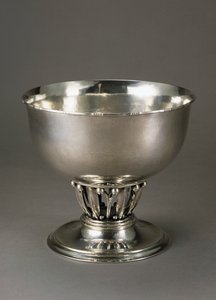 Hammered and chiseled silver fruit bowl بواسطة جورج جنسن