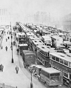 ازدحام المرور على جسر بلاكفريارس ، لندن ، عام 1935 بواسطة جورج دافيسون ريد