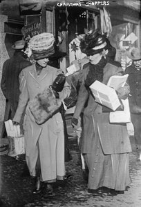 المتسوقون في عيد الميلاد ، حوالي عام 1910 (صورة بالأبيض والأسود)