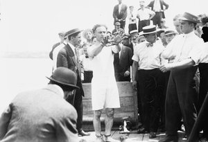 هاري هوديني مكبل اليدين قبل أن يسمر في صندوق وينزل إلى خليج نيويورك ، 1912