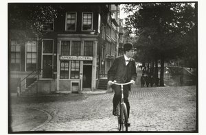 راكب دراجة على Keizersgracht في أمستردام بواسطة ضرر بوتمان