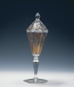 كأس زجاجي وغطاء ، 1898