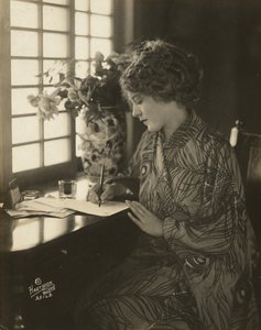 ماري بيكفورد ، ترتدي كيمونو ، تكتب على مكتب ، حوالي 1918 (صورة بالأبيض والأسود) بواسطة بارتولومي إستيبان موريللو واستوديو