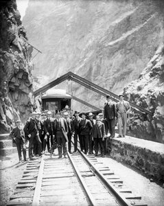 الجسر المعلق - الرئيس ثيودور روزفلت والحفلة في الممر الملكي لنهر أركنساس ، 8 مايو 1905