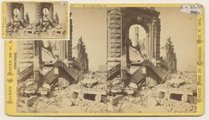 صورة مجسمة لكتلة بريان في الركن الشمالي الغربي من شوارع مونرو ولاسال بعد حريق شيكاغو عام 1871 ، 1871 (صورة من وزن الجسم على حامل البطاقة) بواسطة جورج إن بارنارد