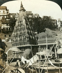 المعابد على ضفاف نهر الغانج ، بيناريس ، الهند ، c1909. بواسطة جورج روز