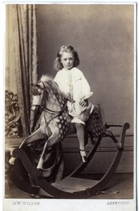 فتاة صغيرة تجلس على حصان هزاز ، 1860 (طبعة زلال) بواسطة جورج واشنطن ويلسون