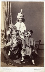 فتاة صغيرة ترتدي قبعة على حصان هزاز مع فتاة أخرى تقف ، 1860s (طبعة زلال) بواسطة جورج واشنطن ويلسون