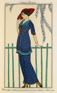 Robe de plage en foulard garni de tussor gros الحبوب الفاتحة في Suède rouge. أزياء Parisiens رقم 15. امرأة ترتدي فستانًا للشاطئ ووشاحًا حريريًا خامًا مزينًا بحبيبات كبيرة باللون الأزرق المرقط وقبعة حمراء. بواسطة جورج حلاق