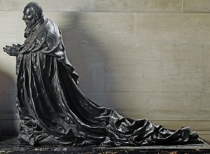 الكاردينال رينيه دي بيراج في الصلاة (نحت برونزي