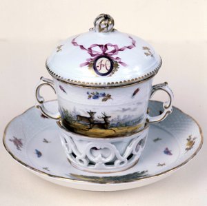 19th century porcelain aspen cup (used to drink hot drinks). German manufacture. Besancon. Museum of Fine Arts بواسطة المدرسة الألمانية