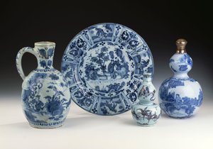 مجموعة مختارة من سيراميك فرانكفورت باللونين الأزرق والأبيض على الطراز الصيني ، حوالي عام 1700 (سيراميك) بواسطة المدرسة الألمانية