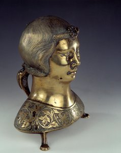أكوامانيل (حوض لغسل يدي الكاهن أثناء القداس) من البرونز الذهبي على شكل تمثال نصفي لشاب. 1300-1325. من هيلدسهايم. الشمس 0،23 × 0،19 م باريس ، المتحف الوطني للعصور الوسطى ، تيرمس دي كلوني بواسطة المدرسة الألمانية