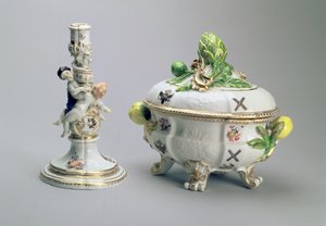 شمعدان ووعاء مغطى من خدمة سانت أندرو ، ميسن ، 1744-5 (خزف)