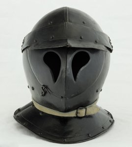 بورغونيت مغلق من "Totenkopf" ، أوائل القرن السابع عشر (الحديد والطلاء الأسود مع الجلود الحديثة) بواسطة المدرسة الألمانية