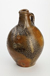 زجاجة كولونيا مزينة بوجه بشع ، c.1600-50 (الخزف الحجري المزجج بالملح)
