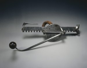 Cranequin ، c.1528 (فولاذي بحبل من الكتان ومقبض خشبي) بواسطة المدرسة الألمانية