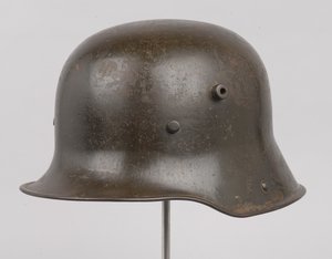 German steel helmet or Stahlhelm, c.1916 (helmet) بواسطة المدرسة الألمانية