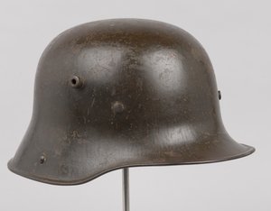 خوذة فولاذية ألمانية أو "Stahlhelm" ، حوالي عام 1916 (خوذة) بواسطة المدرسة الألمانية