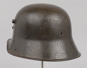 خوذة فولاذية ألمانية أو "Stahlhelm" ، حوالي عام 1916 (خوذة) بواسطة المدرسة الألمانية