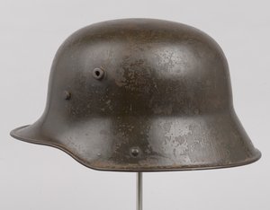 خوذة فولاذية ألمانية أو "Stahlhelm" ، حوالي عام 1916 (خوذة) بواسطة المدرسة الألمانية