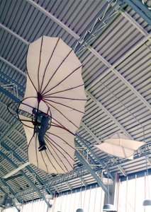 طائرة شراعية مصنوعة من Otto Lilienthal (1848-96) c.1891 (قطن وخشب) (انظر أيضًا 56774) بواسطة المدرسة الألمانية