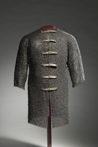 Hauberk ، حوالي 1400-1450 (حلقات من الصلب والنحاس ، مُثبتة بأبازيم وأشرطة حديثة) بواسطة المدرسة الألمانية