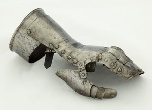 القفاز الأيسر ، 1490-1510 (فولاذ وجلد) بواسطة المدرسة الألمانية