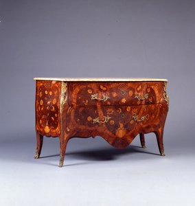 واحد من زوج من الكومود المطعمة والباركيه ، حوالي عام 1765 (كينج وود مطلى بالنحاس ، قطيفة ، توليب وود ، ساتين) (انظر أيضًا 463022) بواسطة المدرسة الألمانية