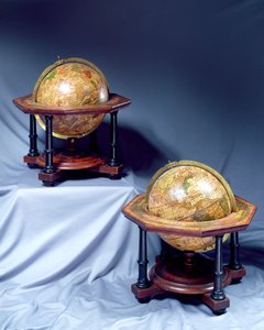 زوج من كرات الطاولة ، من صنع إسحاق هابريخت (1589-1633) ستراسبورغ ، 1625 ، العدد الثاني من يوهان كريستوف ويجل ، نورمبرج ، 1675 (انظر أيضًا 135792) بواسطة المدرسة الألمانية