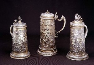 خزان أسطواني مطلي بالفضة من بول هوبنر ، أوسبورغ 1590 ؛ خزان أسطواني مطلي بالفضة من توبياس كرامر ، أوسبورغ 1620 ؛ خزان أسطواني مطلي بالذهب لا يتجزأ من بول هوبنر ، أوسبورغ 1590 ، من 16 إلى 17 م بواسطة المدرسة الألمانية