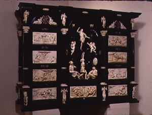 Kunstcabinet ألمانيا الجنوبية ، مزينة بأشكال ولوحات منحوتة ، 1690 (خشب أبوني وعاج)