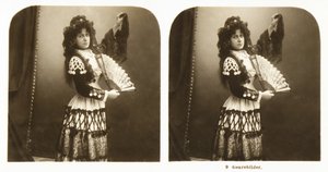 بطاقة مجسمة تصور امرأة شابة ترتدي زيًا إسبانيًا تقليديًا من منطقة أراغون ، c.1900 (صورة بني داكن) بواسطة المدرسة الألمانية