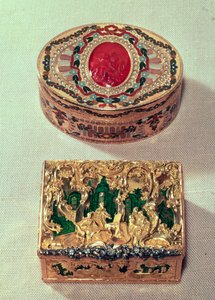 في الأعلى: صندوق snuffbox ذهبي مرصع بأحجار مختلفة مع حجاب كورنيلي في الوسط مع amorini ، ربما من قبل JC Neuber of Dresden. في الأسفل: صندوق snuffbox ذهبي بمجموعات من الشخصيات وسط ملفوف روكوكو