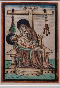 Vesperbild (Lamentation) ، نقش خشبي بالألوان المائية بواسطة حفارة ألماني ، حوالي 1450. تتدلى من الصليب رموز آلام المسيح. بواسطة المدرسة الألمانية