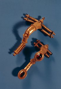 دبابيس منحنية ، من Hassleben ، Thuringia (ذهب و أحجار كريمة)