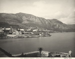 منظر على Montecarlo ، منتجع يطل على البحر الليغوري. ترتفع جبال الألب البحرية في الخلفية. التقطت الصورة من موناكو بواسطة جياكومو بروجي