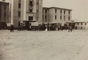 ألبوم "صور الحرب الثانية": جنود إيطاليون وسيارات إسعاف تابعة للصليب الأحمر في غراديسكا ساجرادو ، غوريزيا ، إيطاليا (صورة بالأبيض والأسود)