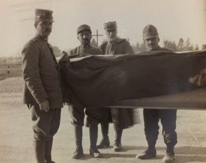 ألبوم "صور الحرب الثانية": جنود إيطاليون يحملون نعش من سقطوا من الحرب العظمى (صورة بالأبيض والأسود)