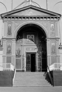 مدخل كنيسة أرثوذكسية روسية بأيقونات تزين جدرانها الخارجية بواسطة جيلبرت إتش جروسفينور