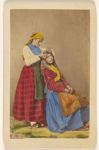 [امرأة أكبر سناً تصفف شعر امرأة أصغر سناً]. بواسطة جورجيو كونراد