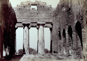 داخل معبد كونكورديا في وادي المعابد في أغريجنتو. في المقدمة عمودان دوريان ؛ على الجانبين ، جدار محيط مقوس