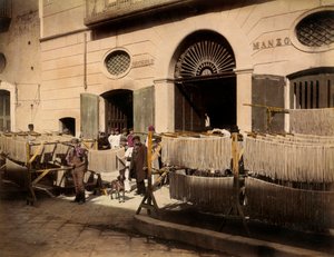 صفوف من مجففات المعكرونة أمام مصنع في توري أنونزياتا. ينعش المشهد موظفو مصنع المكرونة: بعضهم يقف في المقدمة ، بالقرب من المجففات ، والبعض الآخر على عتبة مداخل المصنع بواسطة جورجيو الصيف