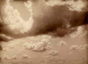 تمتد السماء مع السحب الكبيرة. يمكن عمل صورة ظلية للتلال أدناه بواسطة جيوفاني أنطونيو دا بيسارو