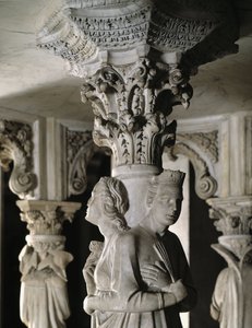 Detail of the sculpted groups supporting the Chair realized by Giovanni Pisano (1248-1314): the Theologales Vertus (Detail of the sculptures supporting the marble pulpit, the Theological virtues) 1302-1311 Cathedrale de Pisa (Duomo di Pisa), Italy بواسطة جيوفاني بيسانو