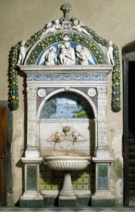 نافورة Decoree ذات نقش مرتفع من الرخام والطين من قبل جيوفاني ديلا روبيا (1469-1529) 1498. Sacristy of Santa Maria Novella ، فلورنسا