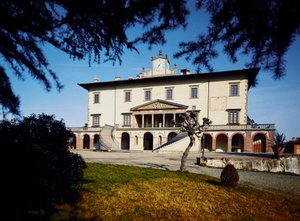 فيلا ميديسي (فيلا ميديشي) ؛ بدأ منظر Villa Ambra a Poggio a Caiano في عام 1485 في مشروع جوليانو دا سانغالو.