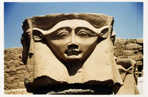 رأس حتحور من عمود ، ج 125 قبل الميلاد - 60 ميلادي