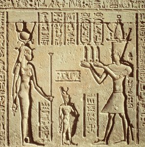 نقش يصور فرعونًا يقدم قرابين إلى حتحور ، من دار الميلاد الرومانية ، أو ماميسي ، c.125 قبل الميلاد - 60 ميلاديًا