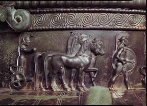 A Quadriga و Hoplite ، تفاصيل الإفريز حول رقبة Vix Krater البرونزية انظر أيضًا 40863
